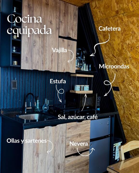Cocina equipada con estufa, microondas, cafetera y nevera