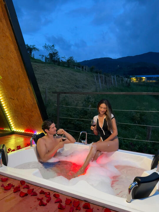 Pareja en el jacuzzi al atardecer