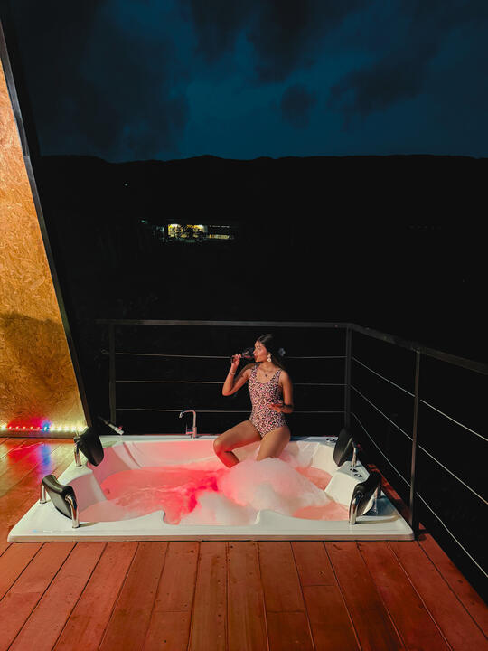 Jacuzzi iluminado de noche