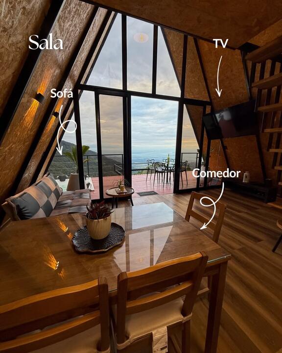 Sala con sofá, Smart TV y comedor