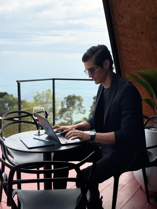 Trabajando con portátil en la terraza, con WiFi de fibra óptica